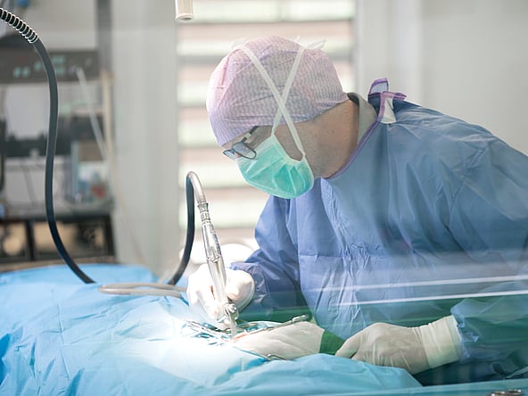 Un médecin pratiquant une intervention chirurgicale.