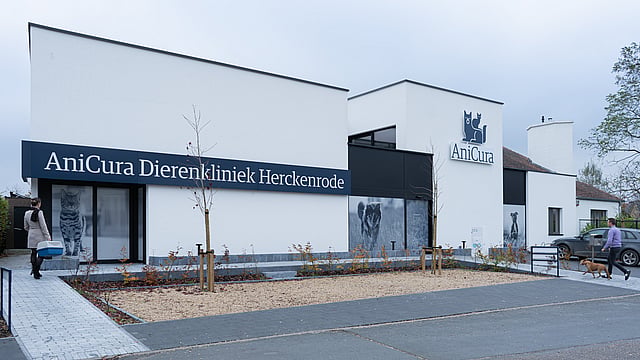 Een gebouw met een uithangbord op de voorkant.