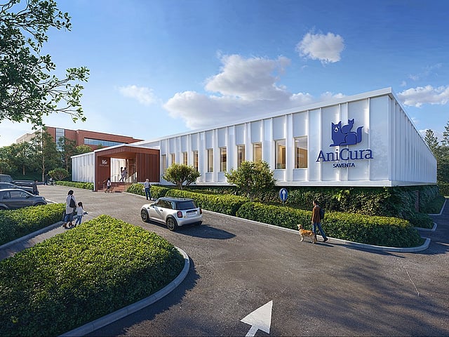 Een kamer met een bed en een televisie en een monitor.