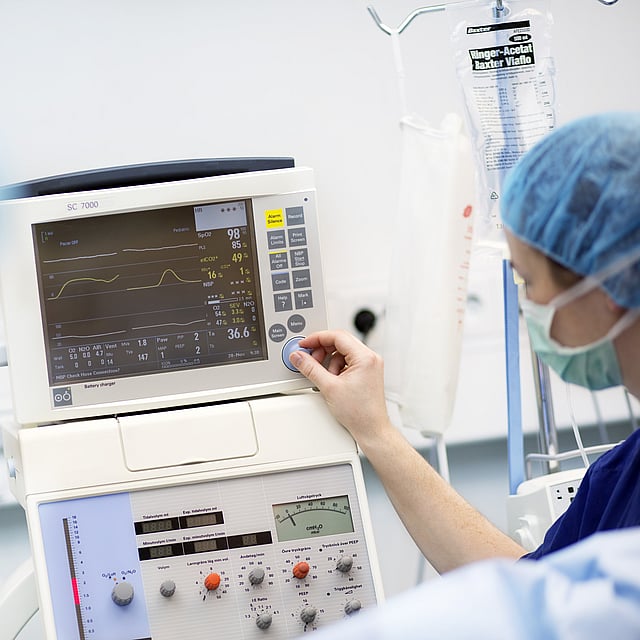 Une personne qui utilise un instrument médical.