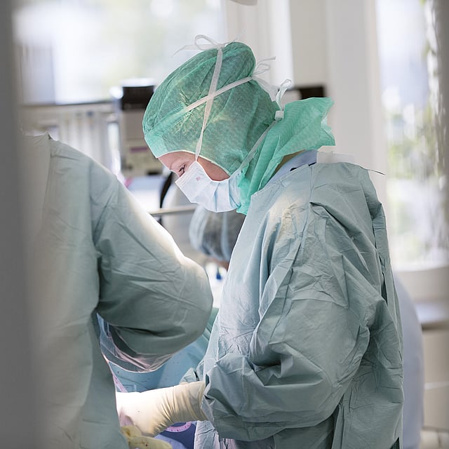 Een groep mensen die chirurgisch materiaal dragen.