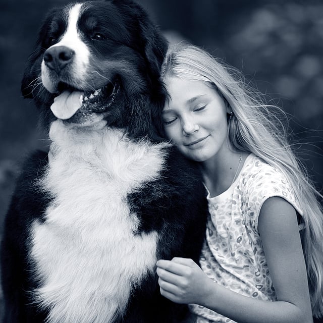 Een kind dat een hond koestert.