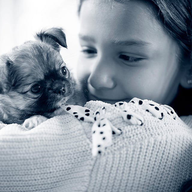 Meisje knuffelt puppy