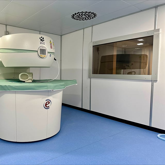 Een machine in een kamer.