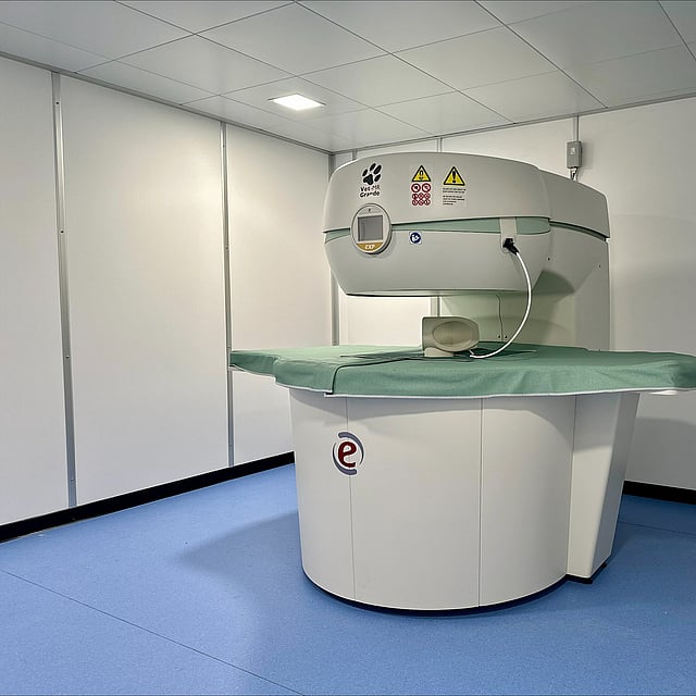 Een machine in een kamer.