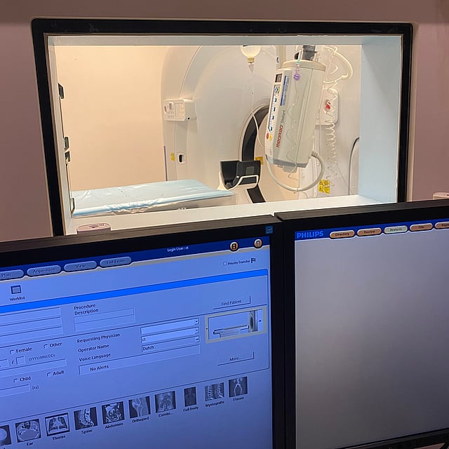 Een computerscherm met een kamer met medische apparatuur.
