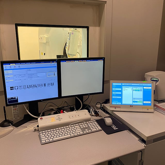 Een computer op een bureau.