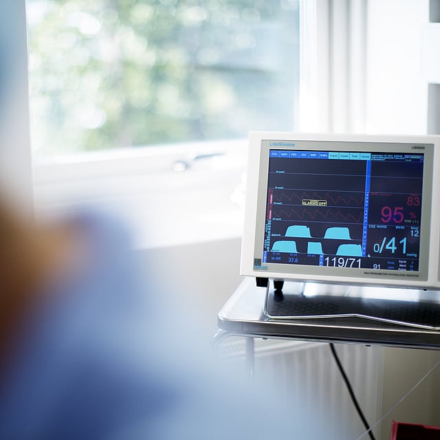 Een computerscherm met een blauw scherm en een persoon op de achtergrond.