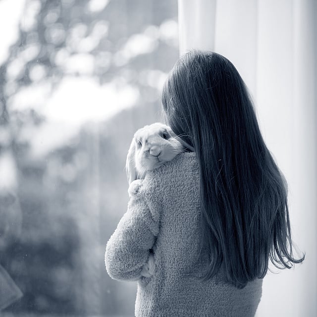 Meisje knuffelt konijn