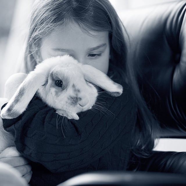 Meisje knuffelt grote konijn