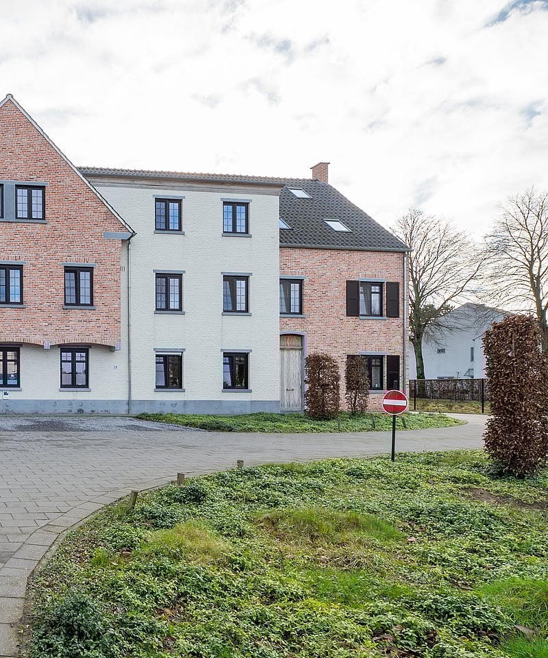 Een gebouw met een gemetselde oprijlaan.