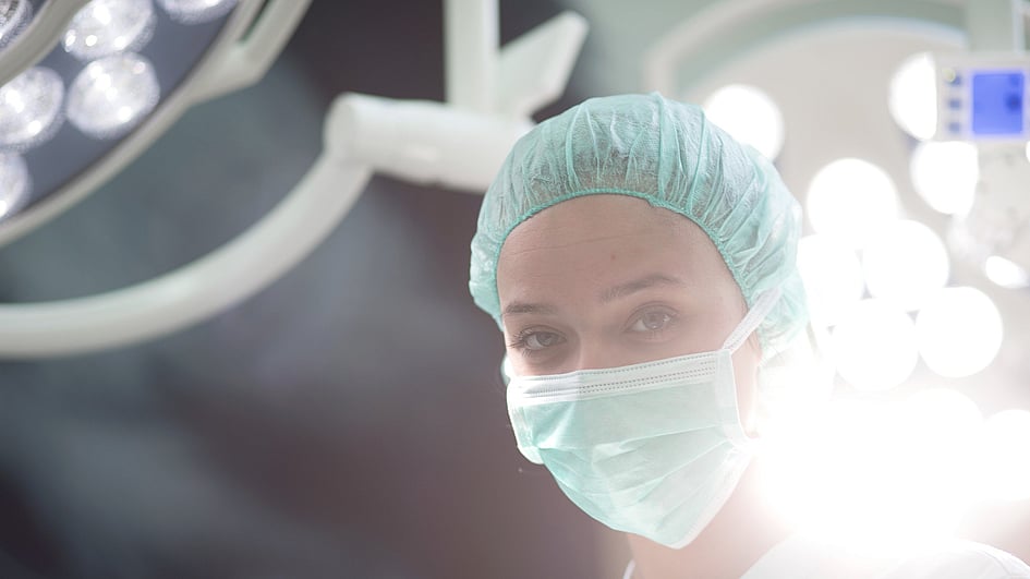 Une personne portant un masque et une casquette.
