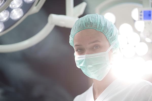 Een persoon met een masker en pet.