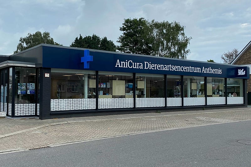 Een gebouw met een blauw bord.
