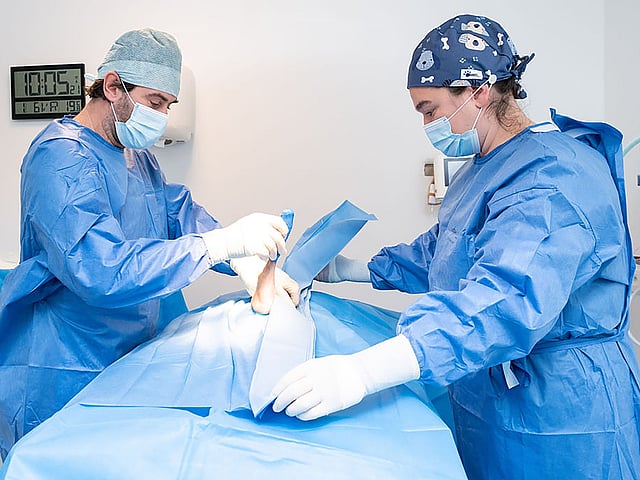 Een groep chirurgen die chirurgische maskers en scrubs dragen.