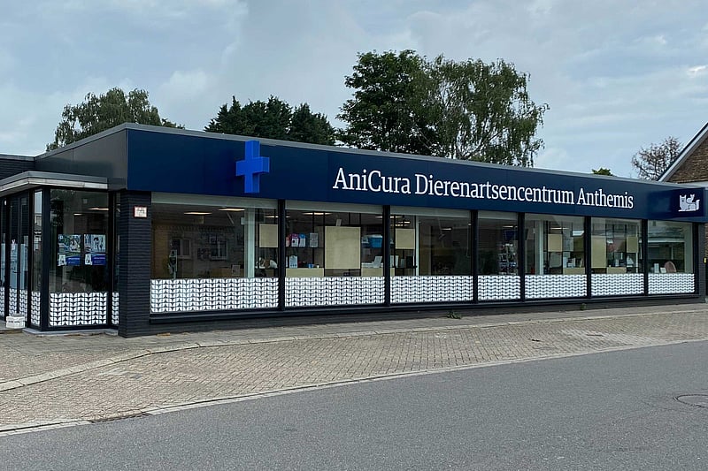 Een gebouw met een blauw bord.