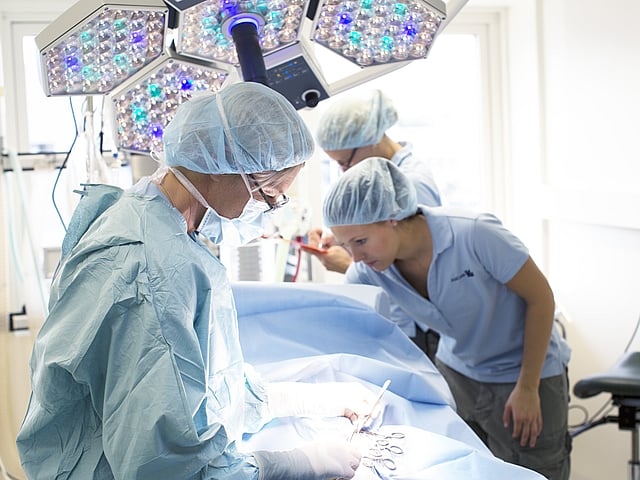 Een groep chirurgen in een operatiekamer.
