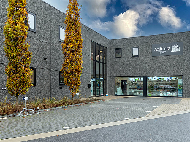 Een gebouw met veel ramen.