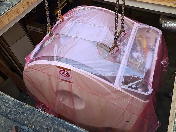 Een auto in een garage.