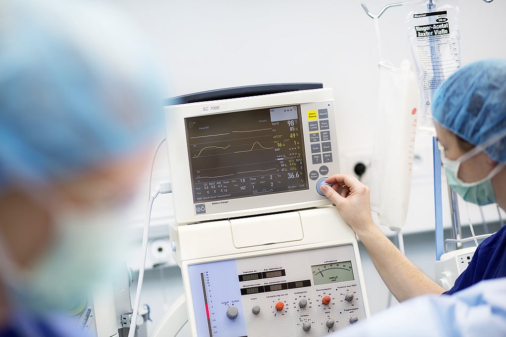 Une personne qui utilise un instrument médical.