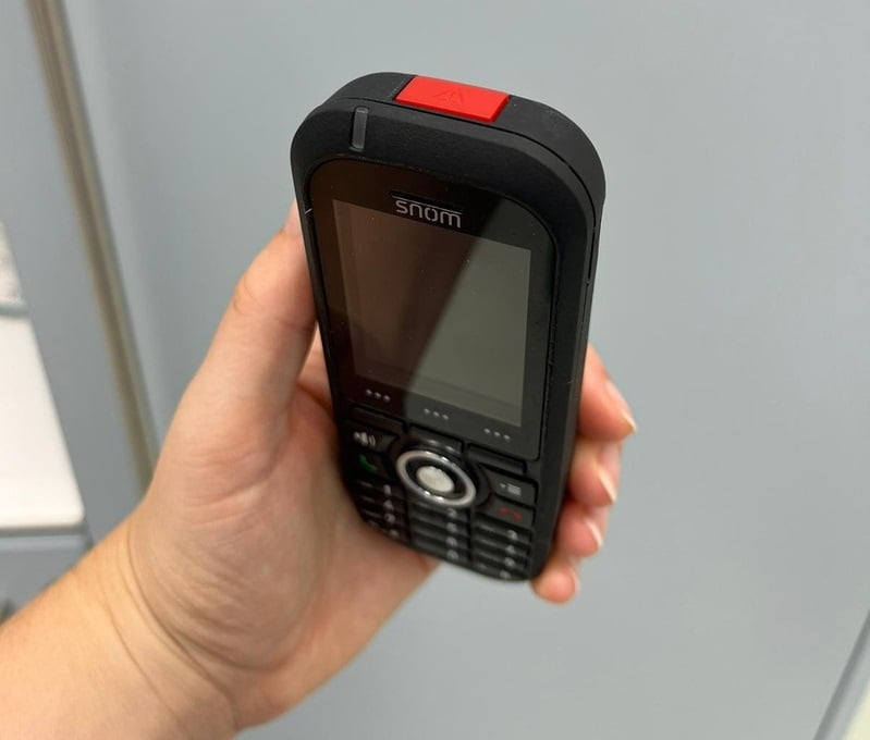 Een hand die een celtelefoon houdt.